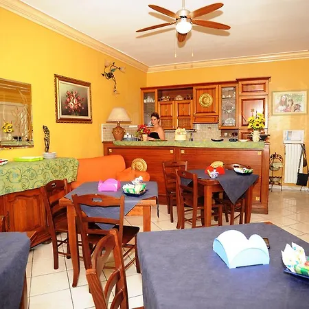 Alojamento de Acomodação e Pequeno-almoço Casa Alba Salentina 4*